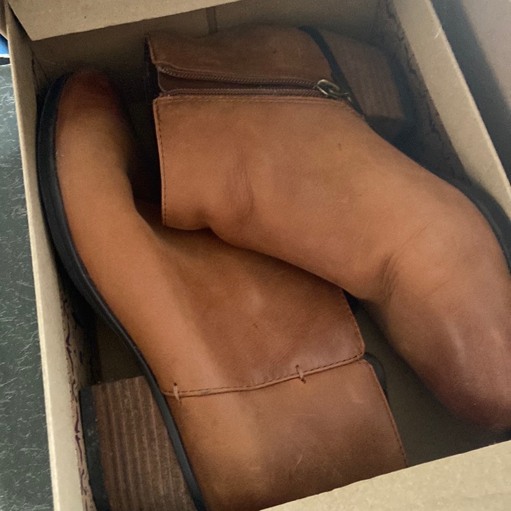 Clarks Tan Ankle boots 7 EUC - Picture 5 of 9